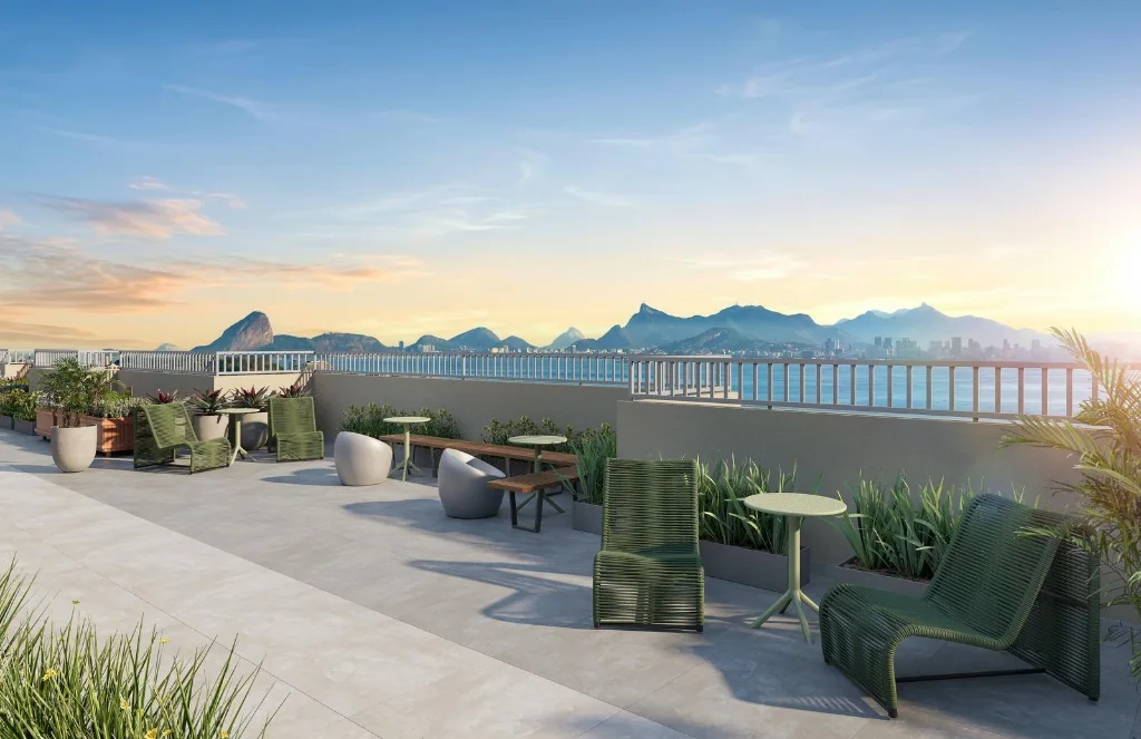 Terraço panorâmico com lounge ao ar livre, vista para a Baía de Guanabara e o Rio ao horizonte.