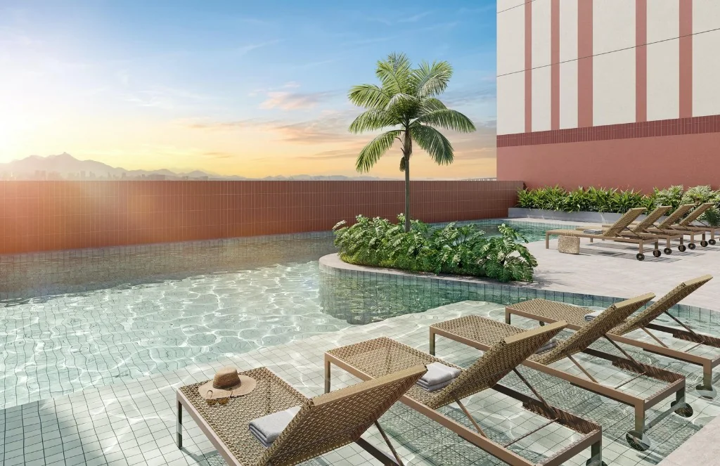Lounge ao ar livre com mobiliário, paisagismo e iluminação de área comum.